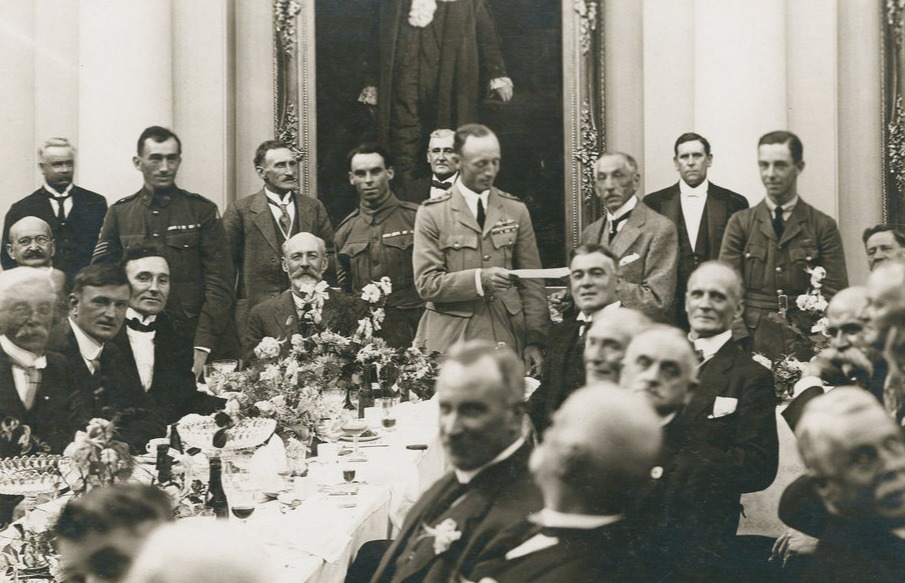 Presentation of a cheque for 10,000 pounds to Ross Smith, by Prime Minister W.M. Hughes